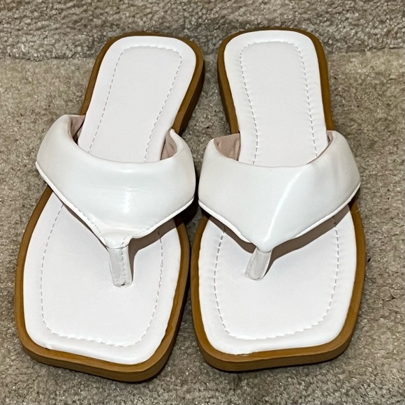 Micas Thong Sandals White Size 8 NWT - Picture 4 of 9